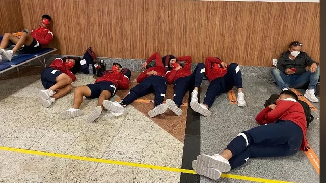 Copa Sudamericana: Futbolistas de Independiente durmieron en el piso de aeropuerto en Brasil