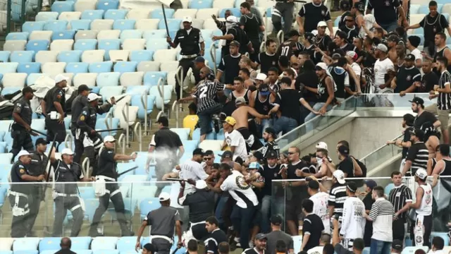 Corinthians: policía obligó a hinchas a quitarse polo para ser revisados-foto-4