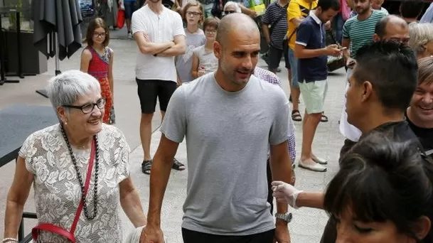 Pep Gurdiola y su madre. | Foto: Twitter