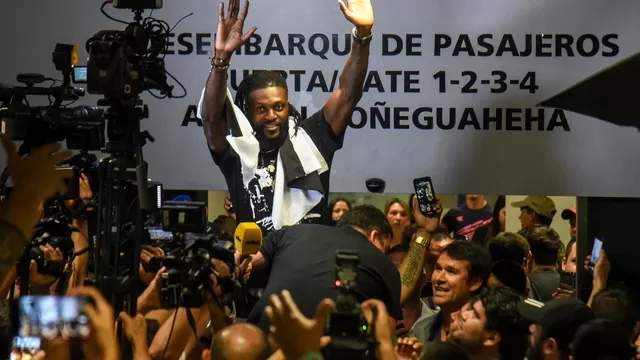 Así fue recibido Emmanuel Adebayor cuando llegó a Paraguay en febrero pasado | Foto: AFP / Video: ABC.