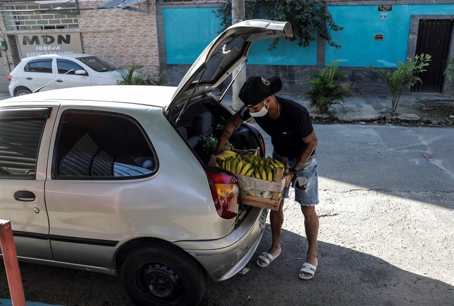 Aquí el lateral derecho Gedeilson Vander Alves de Oliveira descargando frutas para su puesto | Foto: EFE.