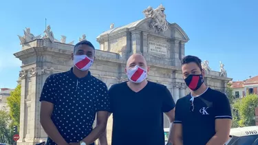 La fotografía se la tomaron frente a la Puerta de Alcalá. | Foto: Twitter