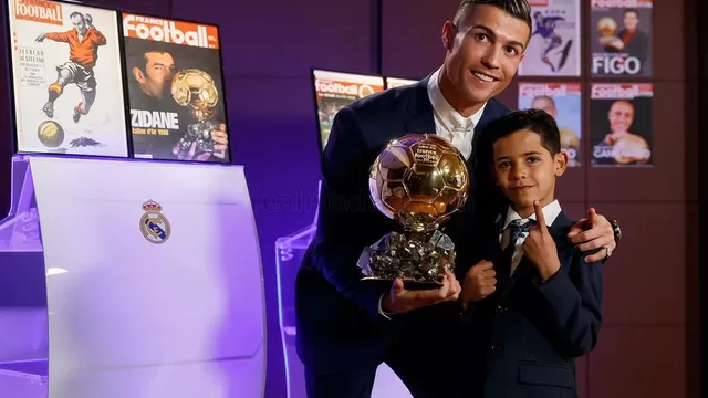 Cristiano Ronaldo: así celebró con su hijo su cuarto Balón de Oro