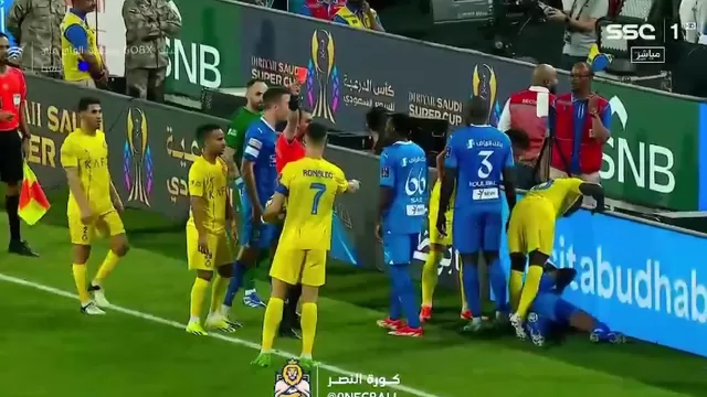 Cristiano Ronaldo estuvo a punto de pegarla el árbitro del partido. | Video: Canal N.