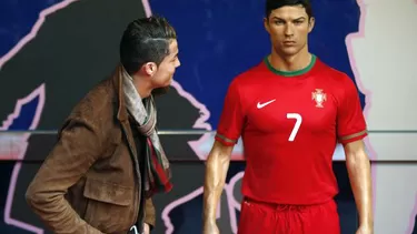 Cristiano Ronaldo envía a su peluquero a que peine su estatua de cera