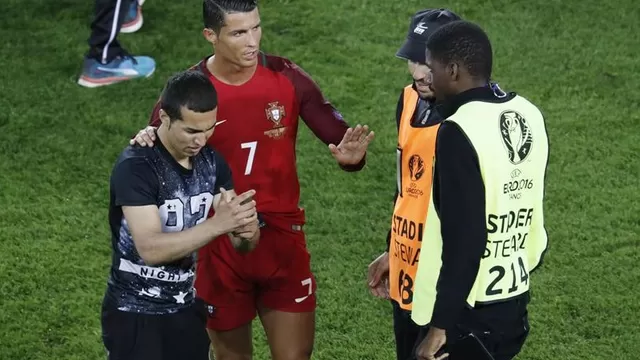 Cristiano Ronaldo evitó que detuvieran a un hincha que se metió a la cancha