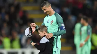 Cristiano Ronaldo: hincha invadió el campo para abrazar al portugués