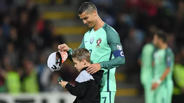 Cristiano Ronaldo: hincha invadió el campo para abrazar al portugués