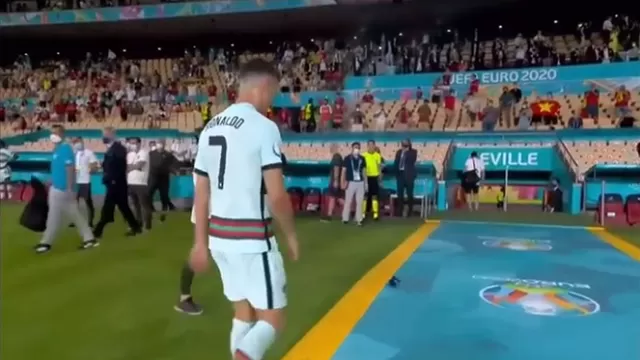 Cristiano Ronaldo tiró y pateó su cinta de capitán tras eliminación de Portugal
