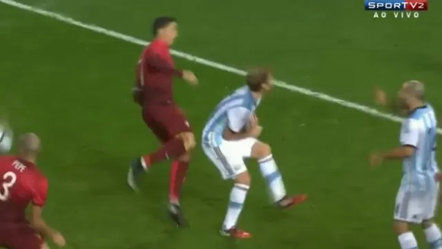 Cristiano Ronaldo y una brutal patada al pecho de Lucas Biglia