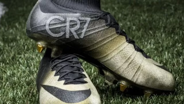 Cristiano Ronaldo y sus nuevos botines tras ganar el Balón de Oro