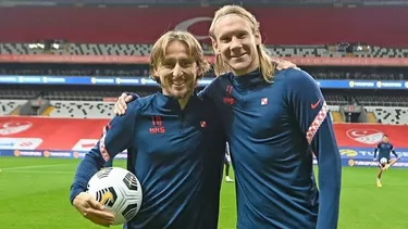 Domagoj Vida con Luka Modric antes de empezar el amistoso. | Foto: Twitter