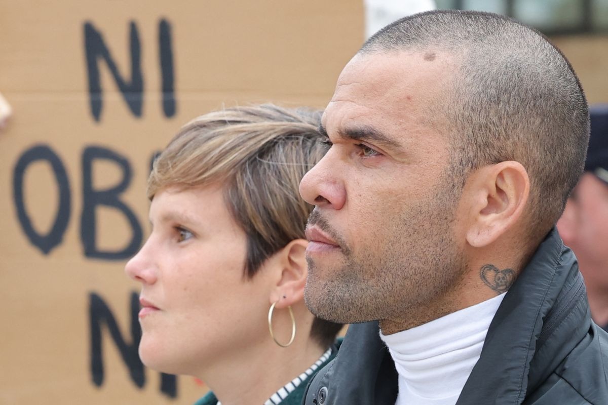 Dani Alves salió de prisión junto a su abogada. | Foto: AFP