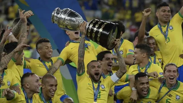 Dani Alves de 36 años fue elegido el mejor jugador de la Copa América 2019. | Foto: AFP