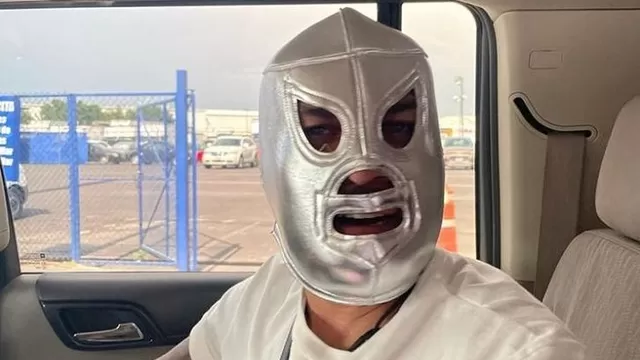 Dani Alves llegó a México enmascarado como &#39;El Santo&#39; para fichar por Pumas 