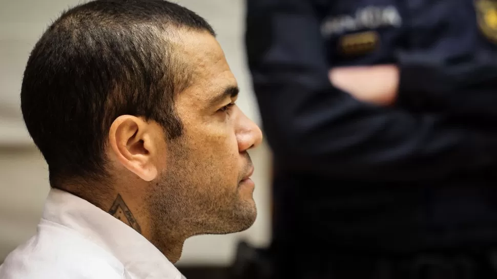 Dani Alves se enfrenta a una pena de doce años de cárcel por una presunta agresión sexual. | Foto: AFP