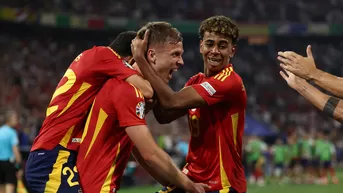 Dani Olmo hace que Jules Koundé anote en su arco dé el 2-1 para España