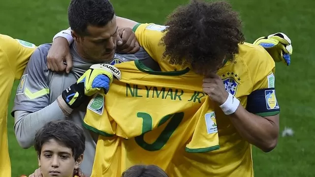 David Luiz y Julio César mostraron la camiseta de Neymar