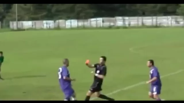 Delantero rumano le metió un cabezazo a árbitro y le rompió la nariz