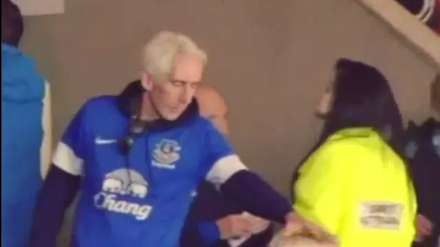 El desagradable gesto de un hincha del Everton con una mujer