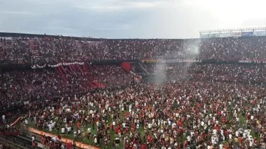 La descomunal invasión al campo de los hinchas de Colón tras volver a Primera