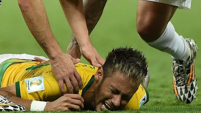 Los desgarradores gestos de dolor de Neymar tras falta que lo dejó sin Mundial-foto-3