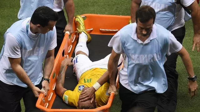Los desgarradores gestos de dolor de Neymar tras falta que lo dejó sin Mundial-foto-5