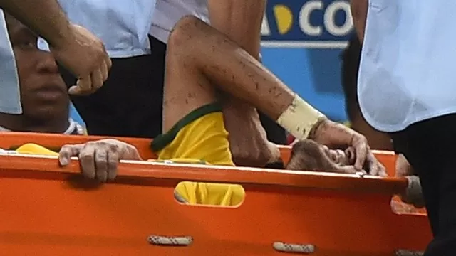 Los desgarradores gestos de dolor de Neymar tras falta que lo dejó sin Mundial-foto-8