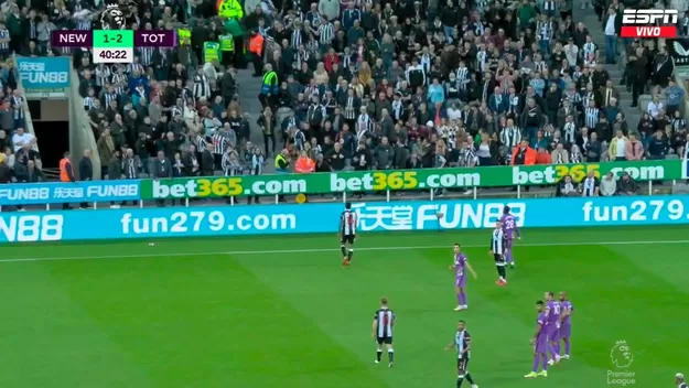Detienen partido de la Premier League por un hincha que sufrió un ataque cardíaco