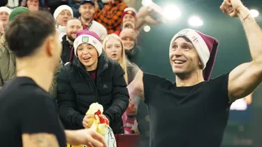 'Dibu' Martínez se hizo viral al realizar un emotivo gesto a hincha del Aston Villa tras partido / AD