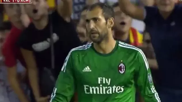 Diego López se estrenó en Milan recibiendo gol de media cancha