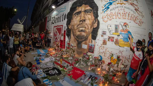 Diego Maradona: Argentinos Juniors busca expulsar a socio que viralizó foto con restos del astro