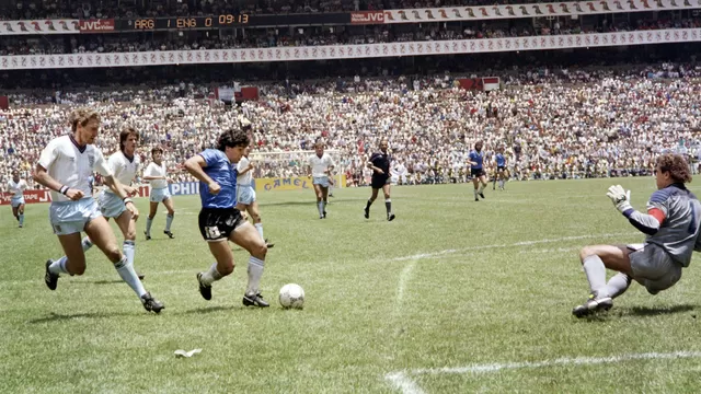 Mardona a punto de driblear al portero inglés Peter Shilton y marcar su segundo gol del partido. / Video: FIFA World Cup | Foto: AFP