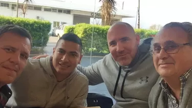 Mayora junto a su representante Elio Casareto y un dirigente de Col&amp;oacute;n.