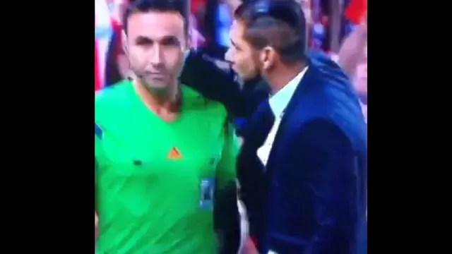 Diego Simeone fue expulsado por este golpe al primer juez asistente