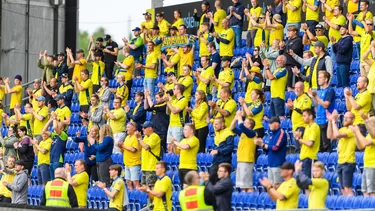 Más hinchas en el fútbol de Dinamarca. | Foto: @Superligaen