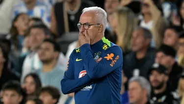Dorival Júnior no continuará como entrenador de Brasil tras caída ante Argentina en Buenos Aires. | Foto: AFP