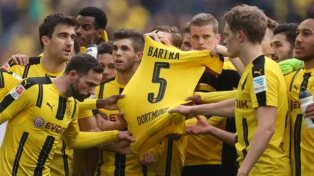 Los jugadores del Dortmund celebraron junto a la hinchada con la camiseta de Bartra.-foto-1