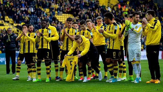 Los jugadores del Dortmund celebraron junto a la hinchada con la camiseta de Bartra.-foto-2