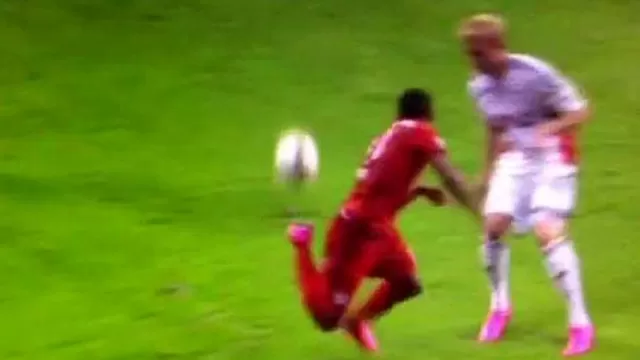 Douglas Costa burló la marca de rival con genial 'lambretta'