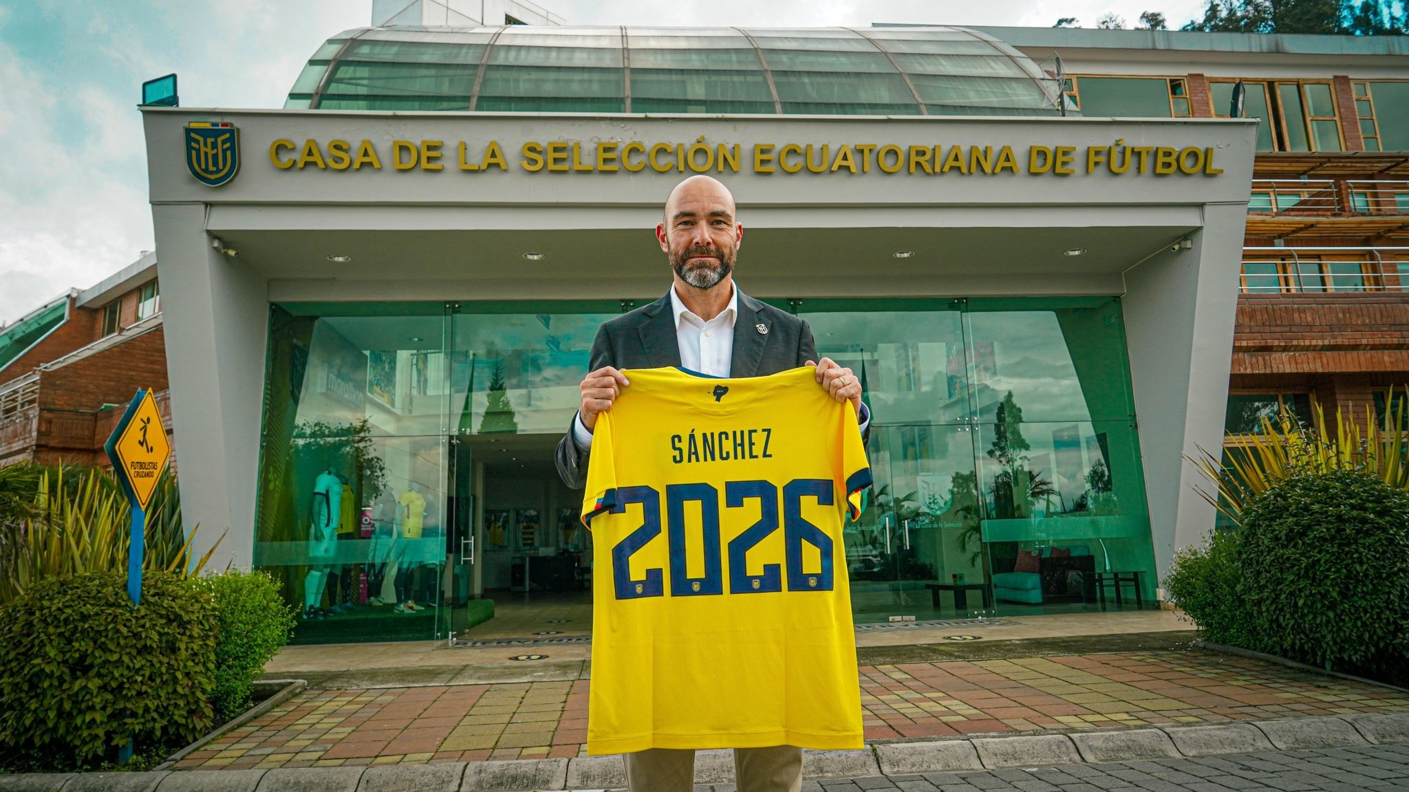 Sánchez asumió la dirección técnica de Ecuador para el proceso eliminatorio al Mundial 2026. | Foto: La Tri