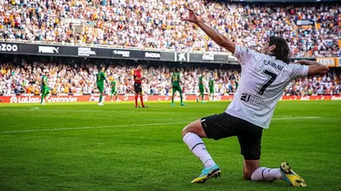 Elche Cavani marcó a los 41&#39; y 52&#39;. | Foto: AFP/Video: Espn