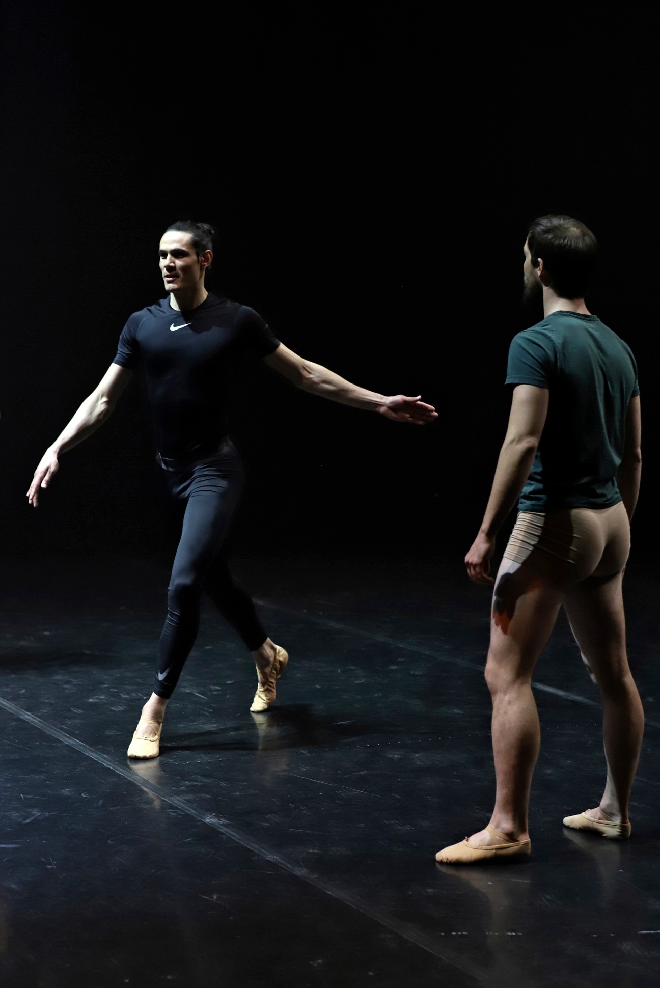 El goleador Edinson Cavani baila para promover el ballet entre varones en Uruguay | Foto: AFP.