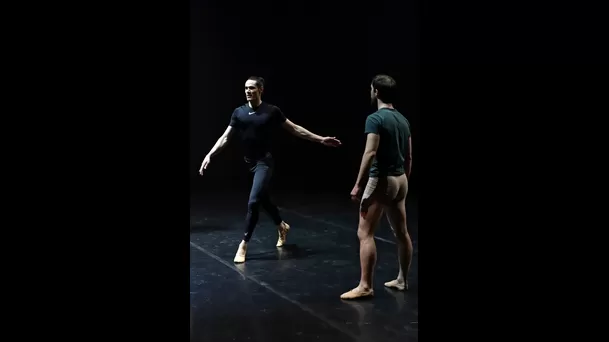 El goleador Edinson Cavani baila para promover el ballet entre varones en Uruguay | Foto: AFP.