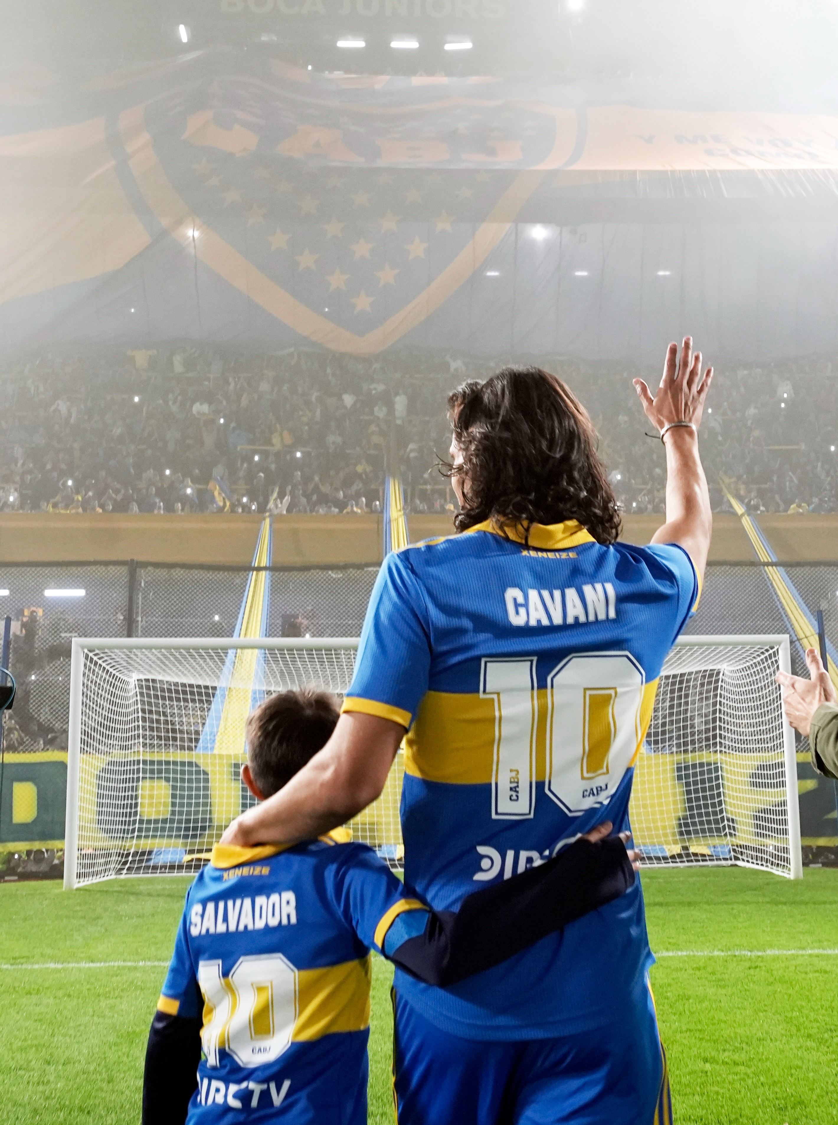 Cavani saludando a la 12 de Boca. | Foto: Boca Juniors.