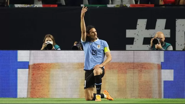 Edinson Cavani selló con un golazo el 3-0 de Uruguay ante México