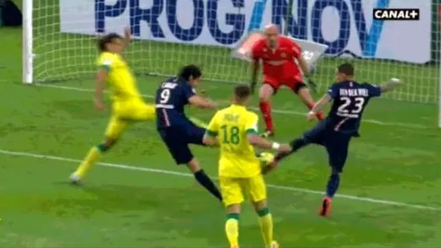 Edinson Cavani y Van der Wiel superaron la ficción con un tiro doble