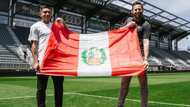 Posaron con la bandera peruana. | Foto: @dcunited