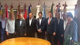 Edwin Oviedo junto a Luis Figo en el 65° Congreso de la Conmebol