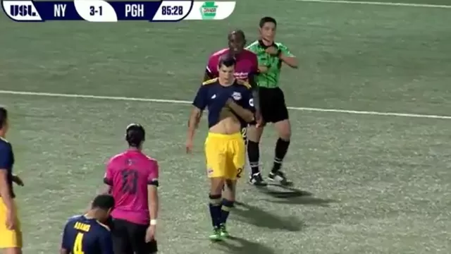 EE.UU.: Romeo Parkes y una salvaje patada por la espalda a Karl Ouimette